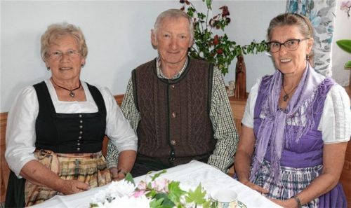 Notburga und Ludwig Schlosser feierten goldene Hochzeit. Bürgermeisterin Marianne Steindlmüller (rechts) überbrachte Glückwünsche.Foto Rehberg