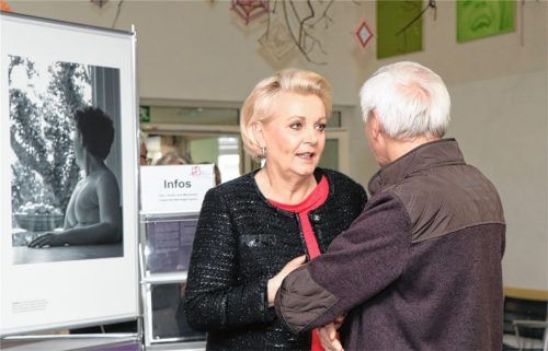 Oberbürgermeisterin Gabriele Bauer zeigt sich von der Kraft der Bilder beeindruckt.Foto Romed-Klinikum