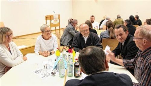 Offen und bunt: Kristin Hüwel, Pater Bernhard Stiegler, Pfarrer Simon Stritar im Gespräch mit Besuchern des Dialog-Fastenbrechens. Foto  Münch