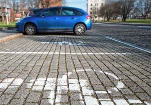 Parken verboten: Auf gekennzeichneten Behindertenparkplätzen dürfen nur Autofahrer mit entsprechendem Ausweis parken.Foto DPA