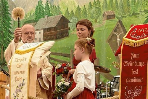 Pater Bernhard Stiegler, hier mit Patenbraut Laura Holzner aus Pürten und einem Festmädchen.Fotos  Bachmaier/Stuffer