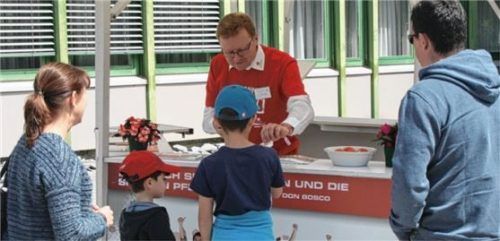 Pater Heinz Menz, Direktor der Salesianer Don Boscos, kümmert sich eifrig um die Gäste.Foto  re