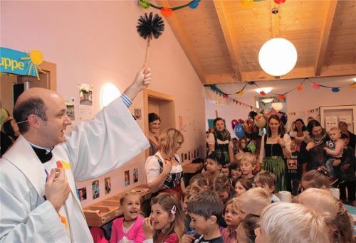 Pfarrer David Mehlich segnet die neuen Räumlichkeiten im Erweiterungsbau des Pittenharter Kindergartens. Er würdigt vor allem die schöne Atmosphäre, die spürbar sei.Fotos auer