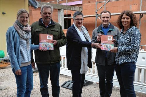 Präsentation des neuen Konzepts für das Kinderhaus (von links): Regina Raab, stellvertretende Leiterin, Bürgermeister Sebastian Linner, Sabine Materna und Pfarrer Pawel Idkowiak, Trägervertreter sowie die Leiterin des Kinderhauses, Veronika Fluhrer. Foto manzinger