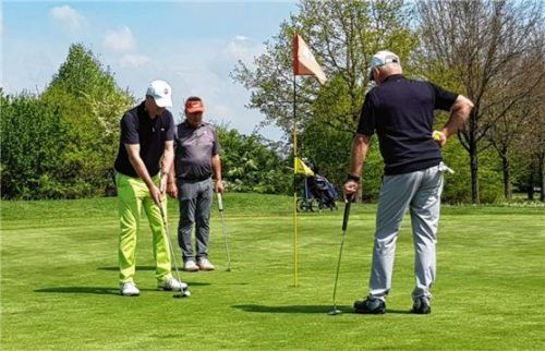 Präsidenten-Putten bei der Eröffnung der Euregio-Turnierserie: Klaus Salzberger (von links), Ulrich Heckner und Hans Lindner.Foto  re