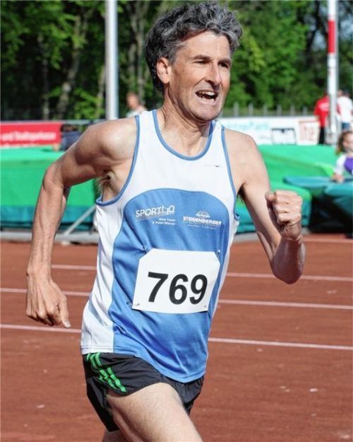 Reinmund Hobmaier vom PTSV Rosenheim wurde bayerischer Meister über 1500 Meter der Männer M55 und gewann Silber über 800 Meter.Foto Stuffer