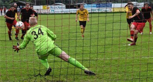 Riederings Christoph Kahl verwandelte den Elfmeter sicher zum 1:2-Anschlusstreffer gegen Altenmarkt. Mehr ging aber nicht.Foto  Hofmann