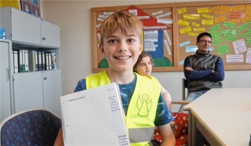 Robin aus der vierten Klasse ist nicht nur „Gelber Engel“, sondern hat sich auch freiwillig als Schriftführer bei den Schülerkonferenzen gemeldet.Foto Kirchner