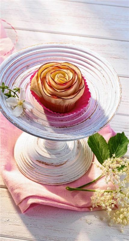 Rosen-Küchlein schmücken den Kaffeetisch zum Muttertag. Foto Grafschafter