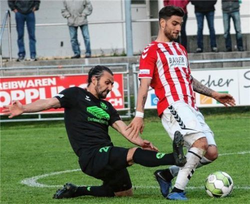 Schaldings Philipp Knochner (links) versucht Aleks Petrovic zu stoppen.Foto Buchholz