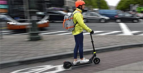 Schick und umweltfreundlich: Auf dem elektrischen Roller unterwegs – das ist in vielen europäischen Städten schon erlaubt. In Deutschland entscheidet der Bundesrat am 17. Mai über die mögliche Zulassung.Foto DPA
