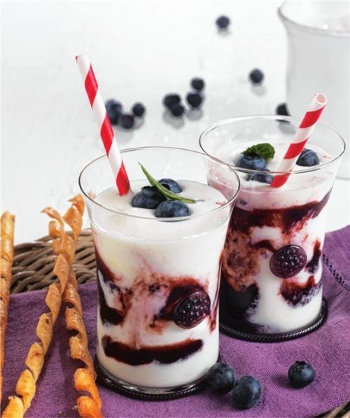 Schmeckt zum Frühstück oder nach dem Sonntagsmenü: ein Shake mit Buttermilch und Heidelbeeren. Foto LVBM