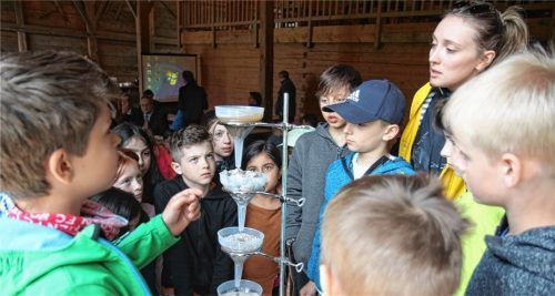 Schmutzwasser rinnt durch verschiedene Erdschichten, bevor es gereinigt als Trinkwasser im Brunnen ankommt. Aufmerksam verfolgen dies die Schüler der Münchener Grundschule.Fotos AHN