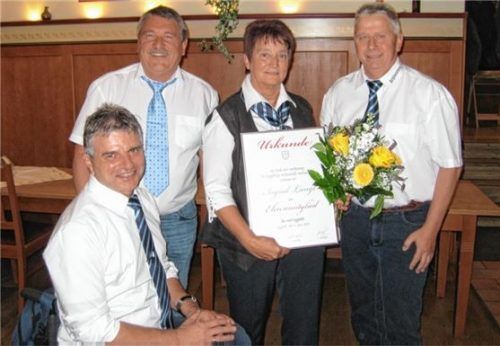 Schriftführer Josef Höck, Zweiter Vorsitzender Gerhard Eder, Ingrid Langl, Vorsitzender Günther Hekele (von links). Foto Kirchne