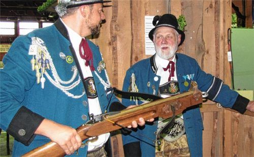 Schütze Jens Pickelmann (links) und der Ehrenhauptmann der Gebirgsschützenkompanie Aibling, Bernhard Kneifel, mit einer der nachgebauten historischen Armbrüsten, mit denen es eine spezielle Bewandtnis hat. Foto  Hecht