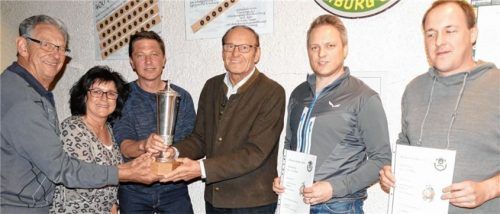 Schützenkommissar Franz Stenger (Mitte) übergab den von ihm gestifteten Wanderpokal an die Vertreter der Siegermannschaft „Bruckhäusln“ mit Werner Hirzinger (von links), Ulrike Diewald und Dieter Spitzenberger; Manuel Schwaiger (KSRV/von rechts) und Peter Esterer (Highlander) nahmen den zweiten und den dritten Preis für ihre Teams entgegen. Foto  Bachmaier