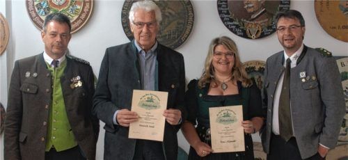 Schützenmeister Franz Kiesmüller junior (rechts) und der Dritte Gauschützenmeister Markus Rastinger (links) verliehen das Abzeichen des deutschen und des bayerischen Sportschützenbundes für 25-jährige aktive Mitgliedschaft an Heinrich Deml und Petra Kiesmüller. Foto Rehberg