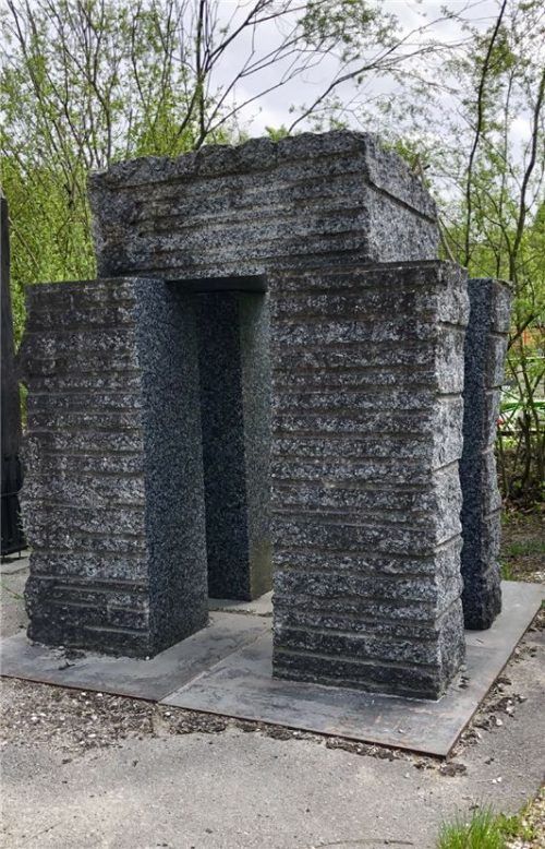 Schwere Blöcke aus Granit: Diese Arbeit des Siferlinger Bildhauers Rudl Endriß wird bald vor dem Lokschuppen in Rosenheim stehen.Foto stadt