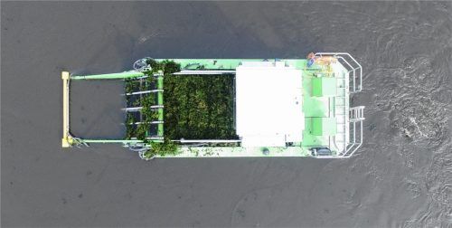 Seekuh, so wird das Mähboot genannt, das Algen und anderen Bewuchs aus Seen wie dem Tinninger See holt. Foto Kirchner