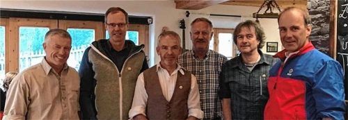 Seit 40 Jahren Dienst in der Bergwacht leisten Sepp Heigenhauser, Rudi Wolfenstetter (Zweiter und Dritter von links) und Andi Helminger (Zweiter von rechts). Es gratulierten der stellvertretende Landesleiter der Bergwacht Bayern, Thomas Lobensteiner (links), stellvertretender Bereitschaftsleiter Schorsch Klauser (Dritter von rechts) und Bereitschaftsleiter Peter Wlach (rechts).Foto hauser