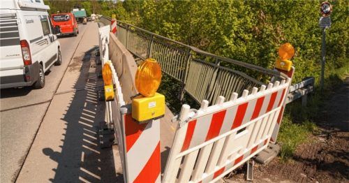 Seit über drei Monaten warten Autofahrer auf die Reparatur der Kanalbrücke bei Pürten: Theo Holznienkemper ärgert sich darüber, dass die Brücke auf Tempo 30 beschränkt ist, obwohl keine Arbeiten stattfinden.Foto  Grundner
