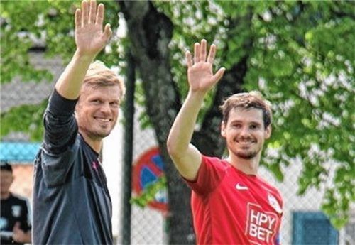 Servus: Torwart Georg Haas und Michael Pointvogel verabschieden sich als aktive Spieler in Wasserburg.Foto Stürmlinger