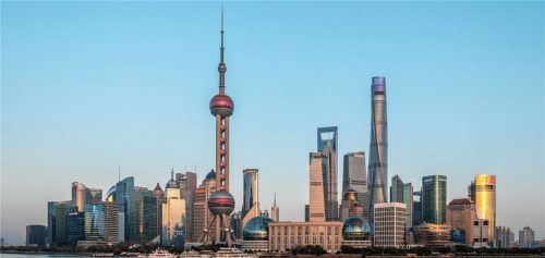 Shanghai ist für deutsche Unternehmer zum Start ihres China-Geschäfts häufig die erste Anlaufstelle. Außenhandelsexpertin Sabine Dietlmeier empfiehlt, sich auch in anderen chinesischen Städten umzusehen, etwa Shenzen oder im Perlfluss-Delta. Viele Regionen lockten mit attraktiven Förderprogrammen Gründer ins Land. Fotos dpa, sennhenn (2)