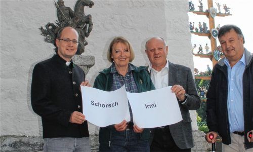 Sie haben aus den Vorschlägen ausgewählt (von links): Pfarrer Andreas Przybylski, Falknerin Katharina Weinberger, Zweiter Bürgermeister Christian Glas und Bürgermeister Hans Schartner. Foto re