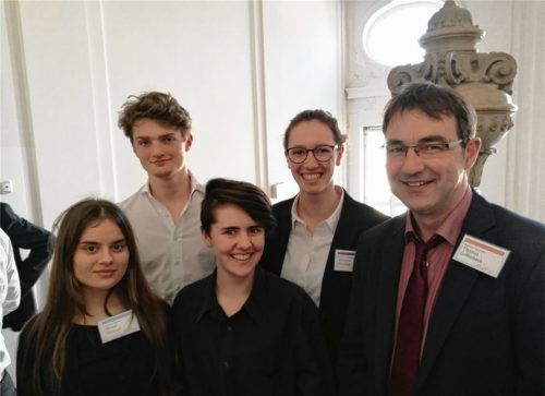 Sie stellten sich den Prüfern in Leoben: Miriam Mosbach, Quirin Kirchhof (beide Schüler IGG), Charly Ahrendts (Schülerin aus Kassel), Johanna Bruckner (ehemalige Schülerin des IGG), Dr. Thomas Grillenbeck (Lehrer IGG) stellten sich den Prüfern in Leoben (von links).Foto re