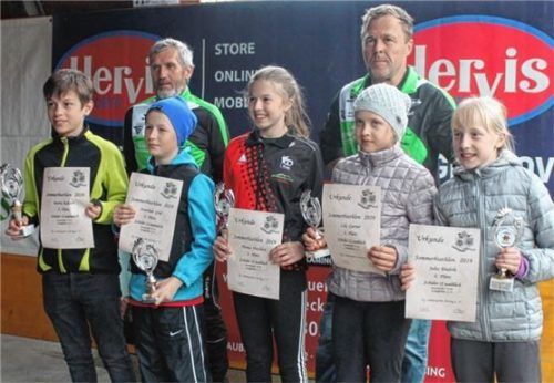 Siegerehrung der Schüler II, den jüngsten Sommerbiathleten: Moritz Kellner, Jonathan Graf, Helena Cruchten, Liliy Carrier und Julia Enderle (vorne von links) mit Sportleiter Hans Weißenbacher (hinten links) und Erster Schützenmeister Rudi Babl.