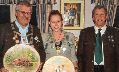 Siegerehrung der Schützengesellschaft „Wittelsbach“ (von links): Schützenkönig Bernhard Summerer, Jungschützenkönigin Regina Hierl, Schützenmeister Josef Adlmaier. Foto re