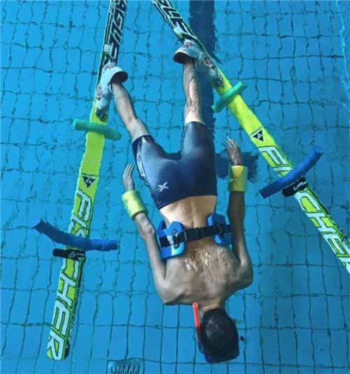 Skisprungtraining im Schwimmbad.