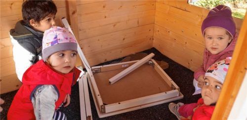 So gerne waren sie an dem Tisch im Spielhäuschen in der Kita St. Franziskus gesessen: Die Krippenkinder Hasan (von links), Antonia, Sara (hinten) und Ellie und die vielen anderen Mädchen und Buben der Kindertagesstätte sind traurig, dass ein unbekannter Täter in den eingezäunten Spielbereich eingestiegen ist und randaliert hat. Foto  Grundner