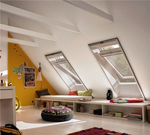 Sommertage unter dem Dach ohne lästige Tierchen genießen: Das Insektenschutz-Rollo lässt sich dank seitlicher Führungsschienen rasch in Position bringen. So haben Insekten auch bei geöffnetem Fenster keine Chance. Foto epr/Velux