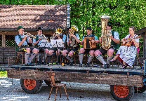 Sonnenschein und dann drinnen feiern? Dazu hatten die Trachtler nur wenig Lust, eröffneten spontan am neuen Domizil am Heimatmuseum einen musikalischen Biergarten. Fotos Thomae