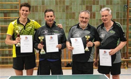 Sowohl Matthias Kubiak (links) biss sich am Sieger Andreas Dzierzecki (Zweiter von links) die Zähne aus, wie auch (von links) Franz Reibl und der Viertplatzierte Adalbert Hofmann.Foto Erlich