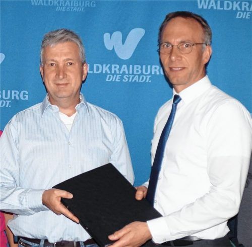 St. Erasmus und Umgebung sind gegen das geplante Tierkrematorium: Mit dieser Botschaft kam Christian Meingaßner zur Übergabe von über 200 Unterschriften zu Bürgermeister Robert Pötzsch ins Rathaus. Auch die Stadt sieht das Projekt kritisch.Foto  Grundner