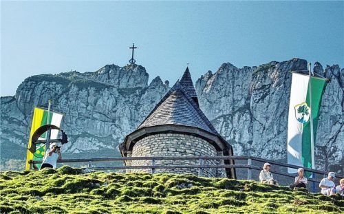 Steinling-Kapelle mit Kampenwandkreuz. Fotos Hötzelsperger