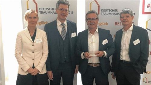 Stolz auf die Auszeichnung (von links): Andrea Wasmuth, Geschäftsführerin von Planet C, Johannes Schwörer, Präsident des BDF, Gerd Holzschuh, Leiter Verkauf bei Regnauer Hausbau, mit Reinhard Klein, Vorsitzender des Vorstands der Bausparkasse Schwäbisch Hall AG.Foto Regnauer Hausbau