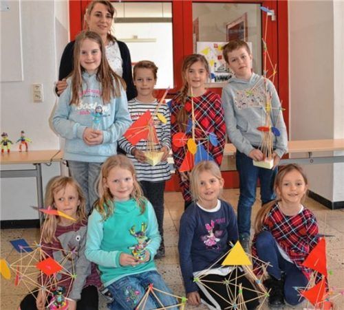 Stolz präsentierten die Kinder der Grundschulen Aising und Pang mit Kursleiterin Kristin Winkelbach die „räumlichen Gebilde“, die sie in Anlehnung an die Bauhauskunst erstellt haben. Foto Grundschule Aising/Pang