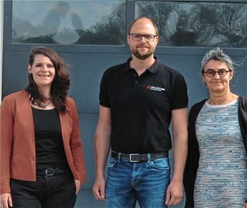 Susanne Stöberl, Tobias Rauscher und Jutta Müller auf dem Betriebsgelände von Rauscher Elektrotechnik in Kraiburg (von links).Foto  rath
