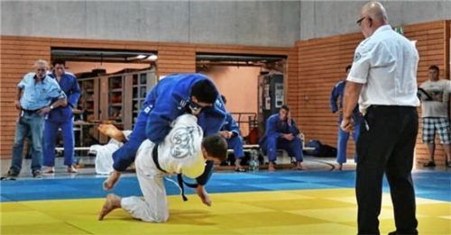 Szene aus dem letztjährigen Mattenduell zwischen dem Priener Sebastian Summerer (weißer Anzug) und Ahmad Almesh.Foto Wittenzellner