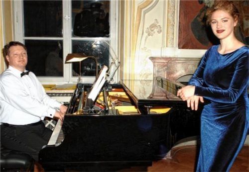 Teresa Schnellberger (Mezzosopran) mit Markus Speckbacher am Flügel.