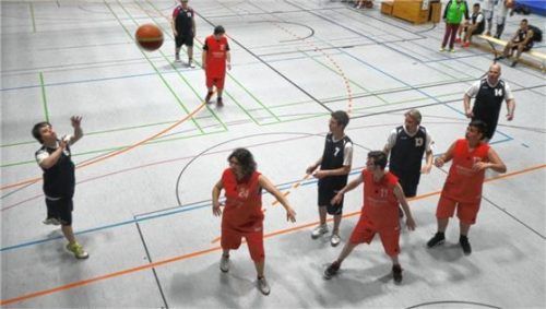 Tobias Jäntsch vom Turniersieger SBR Blue Devils beim Korbwurf. Foto  Strubel