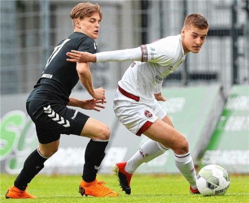 Torpremiere:  Winter-Neuzugang Christoph Maier (links) erzielte das 2:0 gegen Nürnbergs „Zweite“.Foto Butzhammer