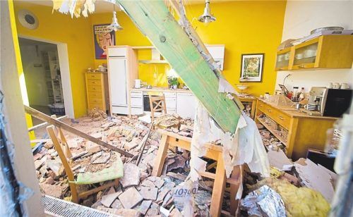 Totale Verwüstung: Bei einem Sturm in Framersheim (Rheinland-Pfalz) schlug 2015 ein abgerissenes Dach ins Nachbarhaus ein. Foto dpa/Schmidt