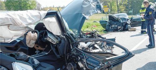 Totalschaden an beiden Fahrzeugen: Bei dem Unfall auf der Staatsstraße 2095 wurden fünf Personen verletzt.Foto Ammelburger