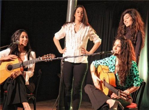Traditionell spielen Männer den Flamenco, während die Frauen tanzen. In der Band Las Migas spielen hingegen nur Frauen – sanft und gleichzeitig temperamentvoll, und stets mit viel Freude an der Musik.
