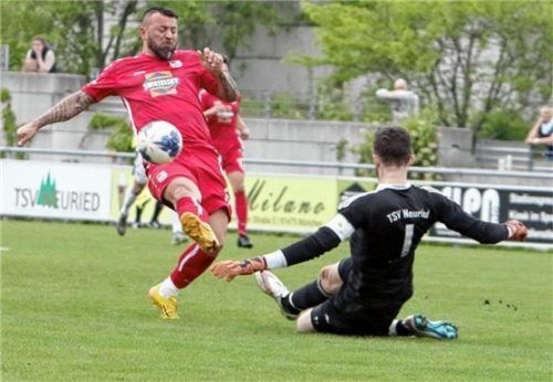 Traunsteins Torschütze Özgür Kart scheitert in dieser Szene an Neurieds Keeper Konstantin Kühnle.Foto Fehrmann