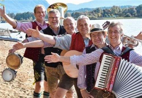 Treten das Erbe der Vorgänger an, die sie zum Teil selbst sind: „Die Cubaboarischen Tradicional“.Foto  Band